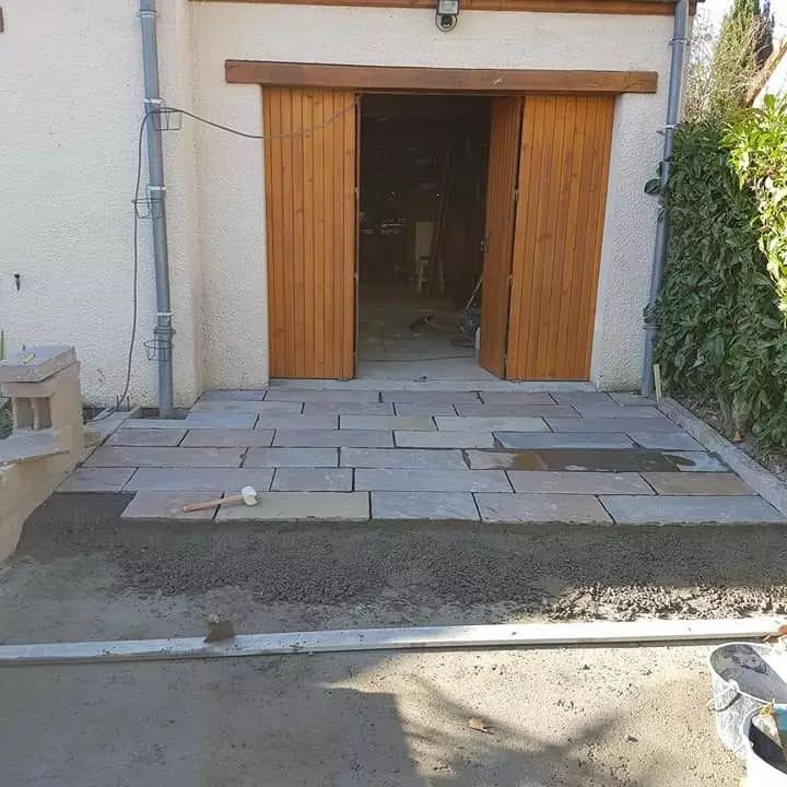 La cour pendant la pose du dallage